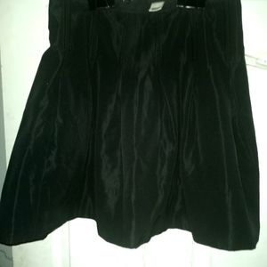 Small Gap Black Skirt